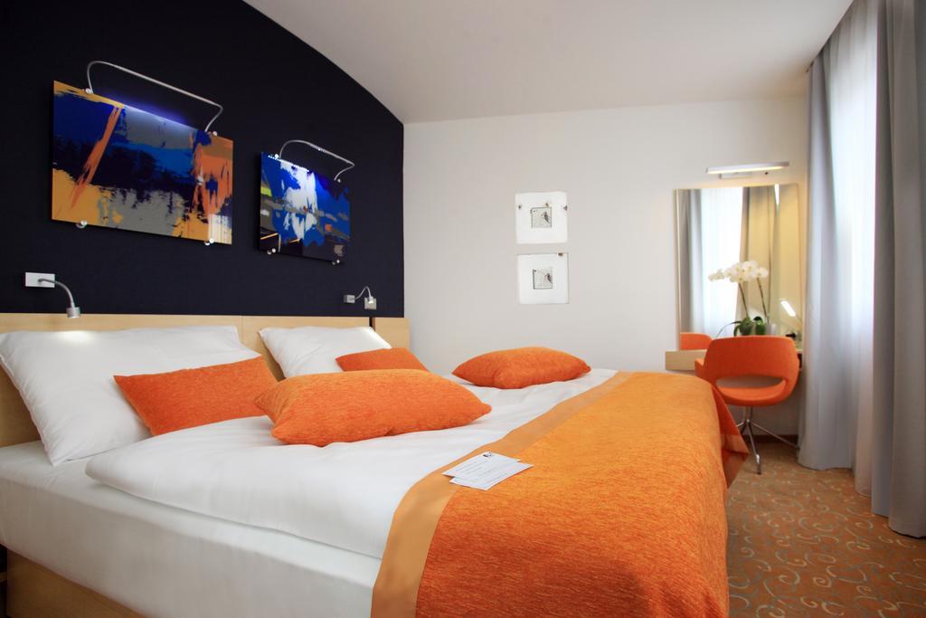 Orea Hotel Atrium Otrokovice Zimmer foto