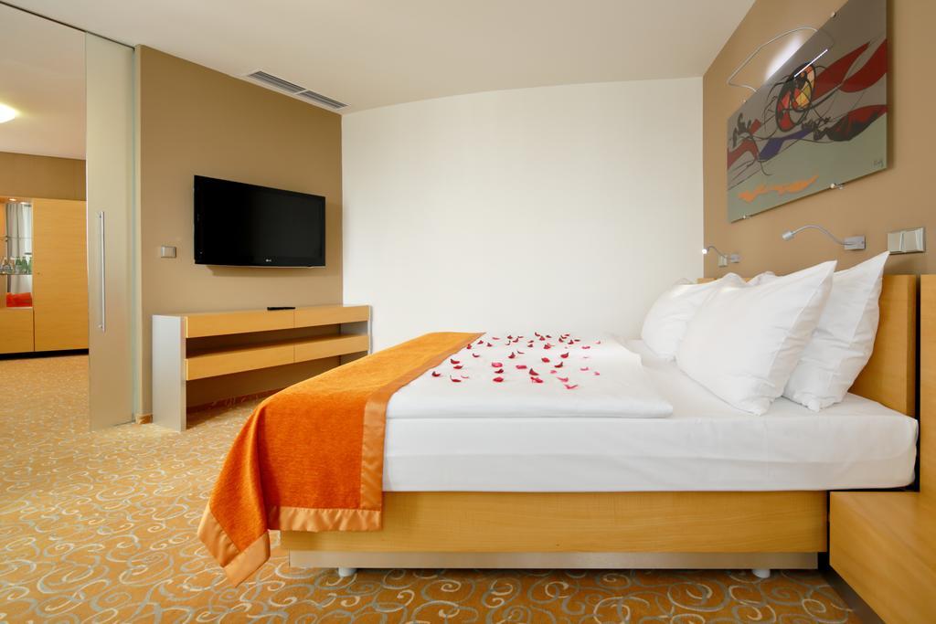 Orea Hotel Atrium Otrokovice Zimmer foto